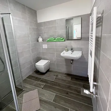 Neue Moderne Ferienwohnung, Separater Eingang, Seenaehe Krakow am See